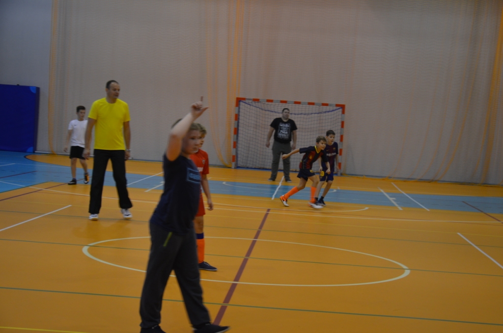 Sportowe spotkanie uczni�w klasy IVb i ich rodzic�w