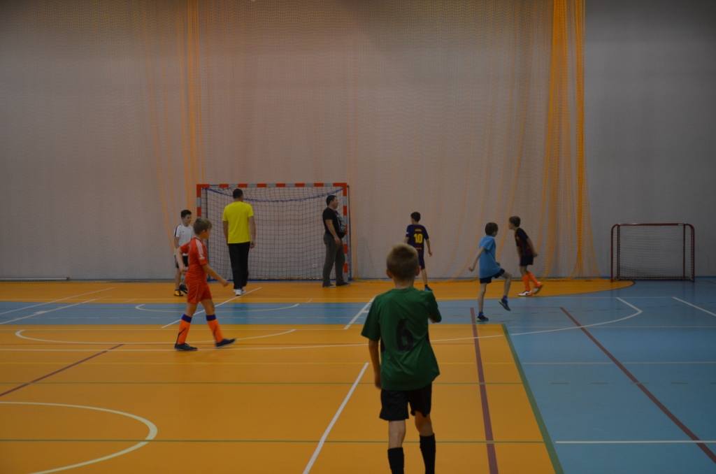 Sportowe spotkanie uczni�w klasy IVb i ich rodzic�w