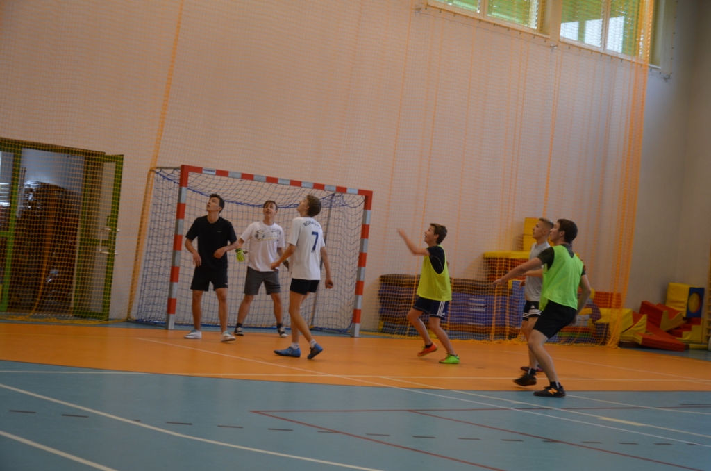 Sportowe spotkanie z absolwentami szko�y- wrzesie� 2017