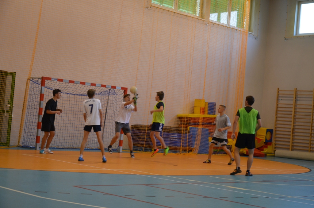 Sportowe spotkanie z absolwentami szko�y- wrzesie� 2017