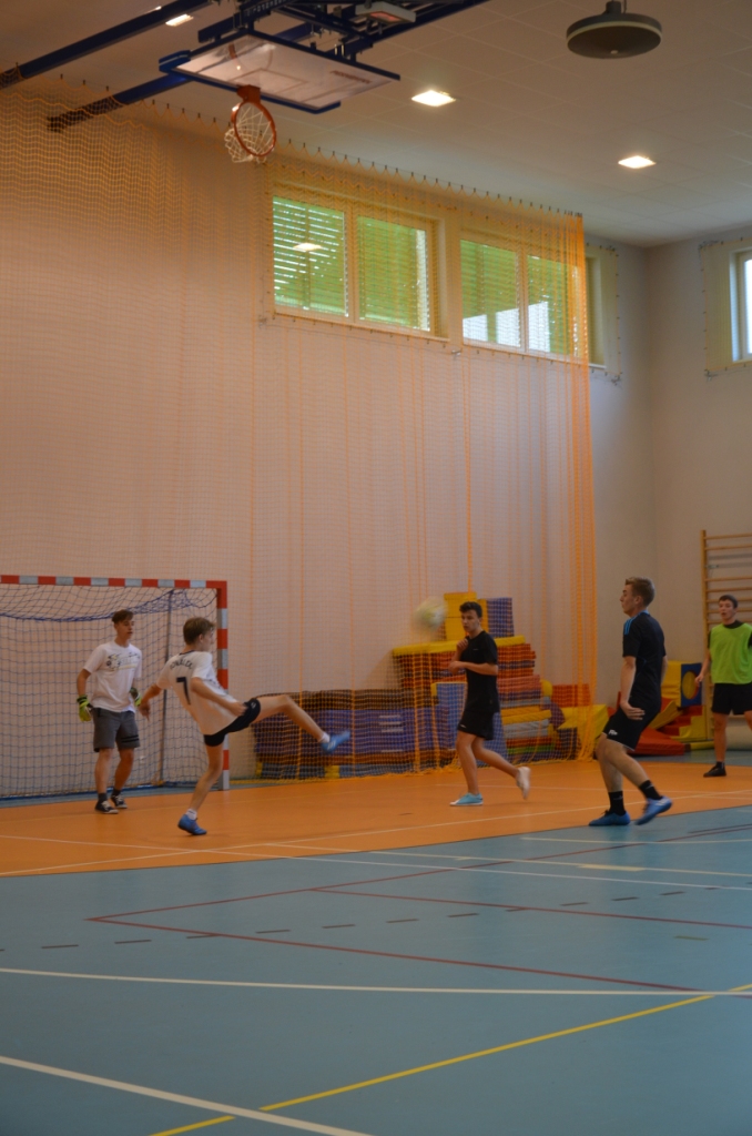 Sportowe spotkanie z absolwentami szko�y- wrzesie� 2017
