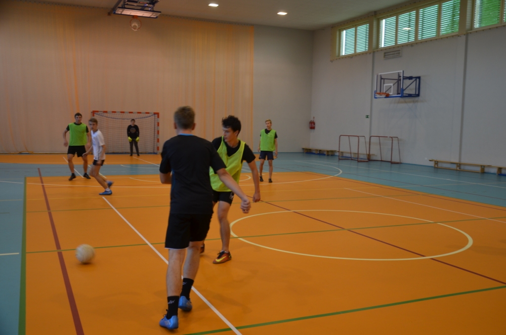 Sportowe spotkanie z absolwentami szko�y- wrzesie� 2017