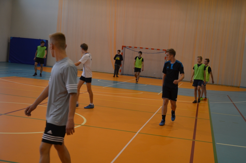 Sportowe spotkanie z absolwentami szko�y- wrzesie� 2017