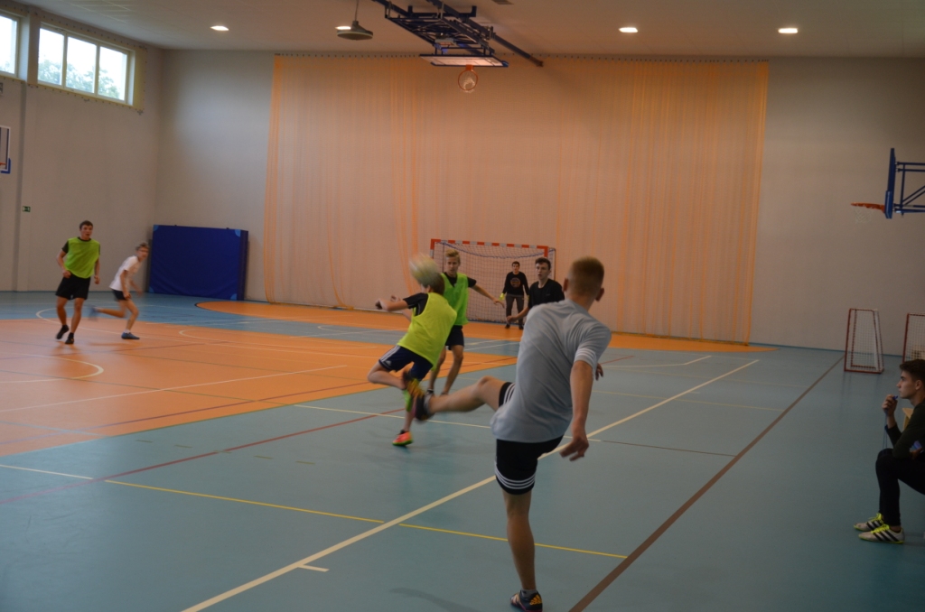 Sportowe spotkanie z absolwentami szko�y- wrzesie� 2017