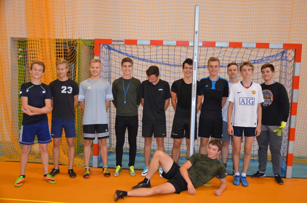Sportowe spotkanie z absolwentami szko�y- wrzesie� 2017
